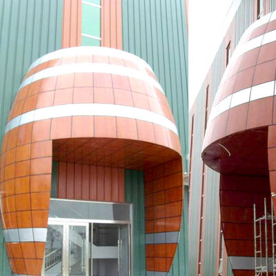 Fasad Bangunan Ditutup Dengan Panel Lapisan Aluminium Dengan Desain Khusus